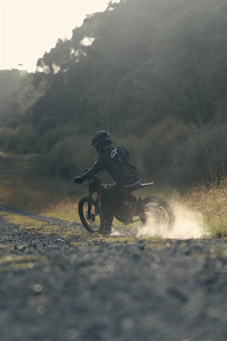 Derrape en dirt bike eléctrica