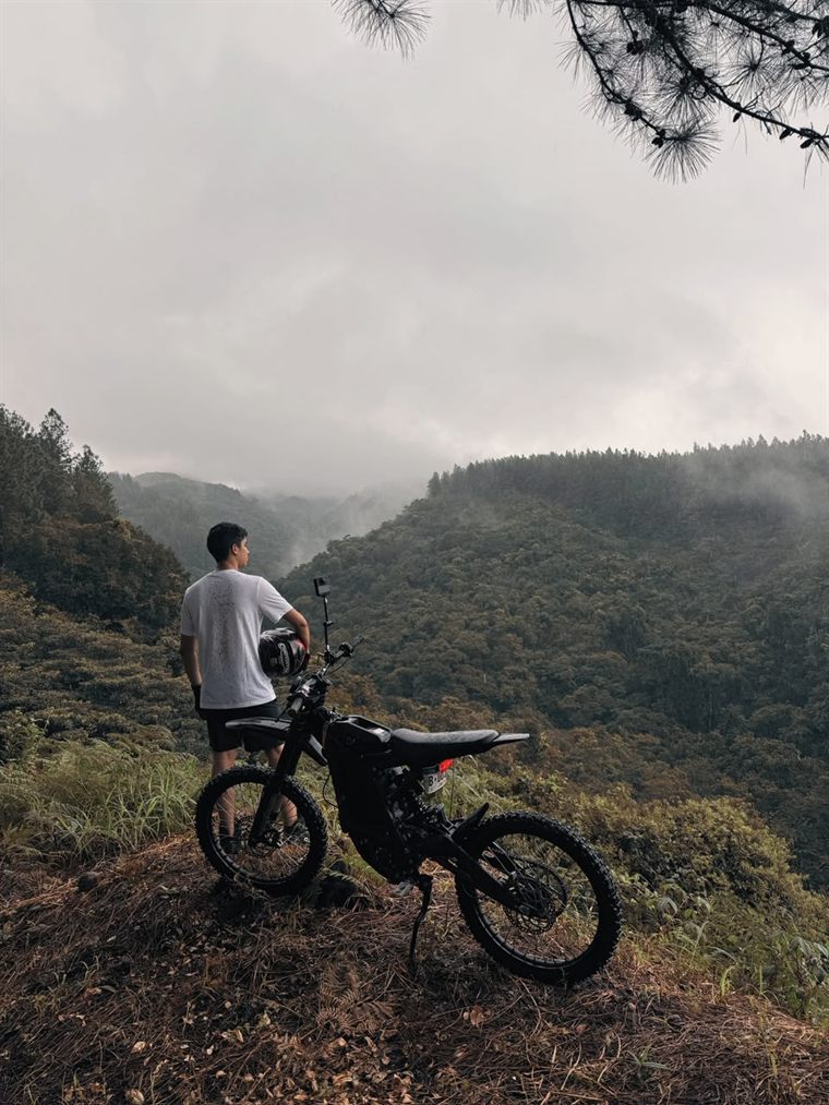 Mirador en la montaña con la dirt bike